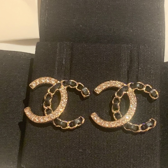 Authentic CHANEL Black Box w/White Camellia /CC black leather/ crystal earrings - Picture 1 of 15